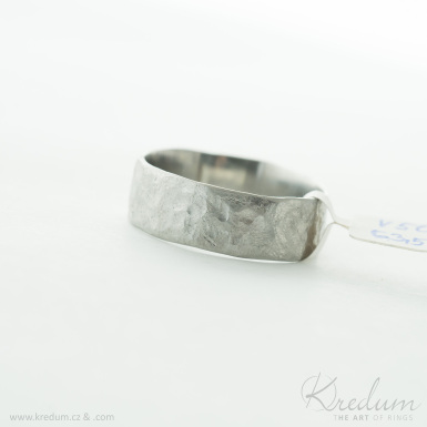 Archeos světlý - kovaný snubní prsten z nerezové oceli - V5081