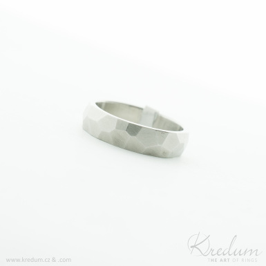 Rock matn - kovan snubn prsten z nerezov oceli - V5101