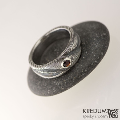 Kovaný prsten damasteel dřevo Víla vod a broušený český granát osazený do stříbra