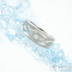 Zásnubní prsten s diamantem - Víla vod a diamant 2,3 mm - struktura dřevo, lept světlý střední - velikost 51, šířka v hlavě 7 mm, do dlaně zúženo na 4,5 mm - Damasteel snubní prsteny