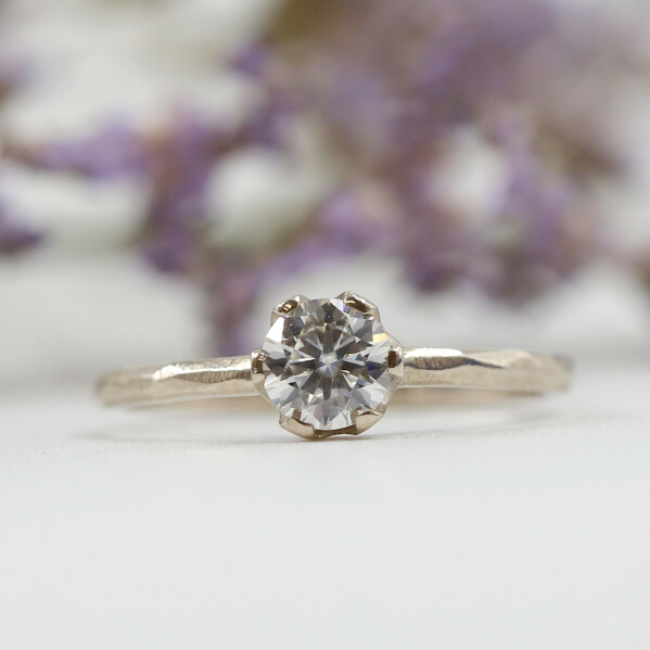 White Kiss - prsten s moissanitem z blho zlata